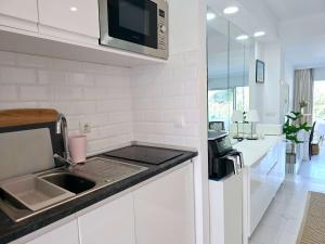 Kuchyň nebo kuchyňský kout v ubytování Large Studio 400m From The beach