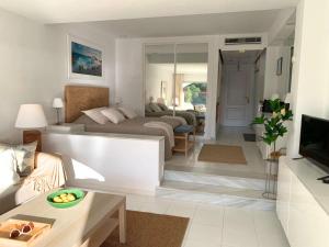 TV a/nebo společenská místnost v ubytování Large Studio 400m From The beach