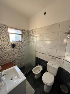 Ένα μπάνιο στο Apart's Sobremonte - Deptos Modernos