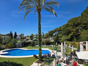 Bazén v ubytování Large Studio 400m From The beach nebo v jeho okolí