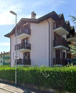 Appartamento Vittoria في كليس: مبنى ابيض بلكونات واضاءة الشارع