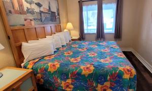 Sea Vista Motel في نيو سميرنا بيتش: غرفة نوم مع سرير مع لحاف متهالك +17 صورة