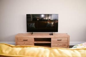 TV a/nebo společenská místnost v ubytování Connollys of the Lough + 43 fotografií