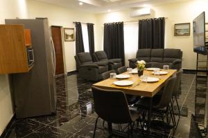 een vergaderruimte met een tafel en stoelen bij BethelAirBnB in Winneba