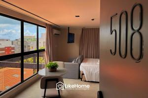 une chambre d'hôtel avec un lit et une fenêtre dans l'établissement Hit Cabo Branco - LikeHome Hospedagens, à Tambaú 171 autres photos