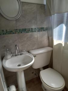 科连特斯WyW PEATONAL JUNIN的浴室里有白色马桶和洗手池 更多9张照片