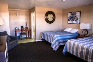 Ένα ή περισσότερα κρεβάτια σε δωμάτιο στο Yellowstone Motel