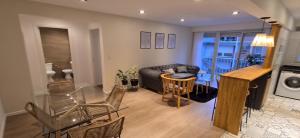 Alquileres Corrientes في مار ديل بلاتا: غرفة معيشة بها أريكة وطاولة