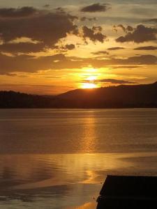 un tramonto su un grande specchio d'acqua di Casa Maria Mar a São José