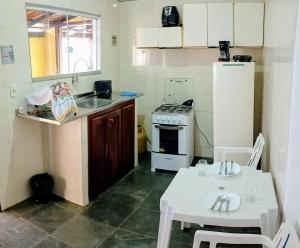 Køkken eller tekøkken på Flats dos Fernandes Geribá