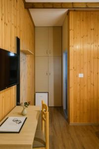 Μια τηλεόραση ή/και κέντρο ψυχαγωγίας στο Guesthouse Lord Byron +27 φωτογραφίες