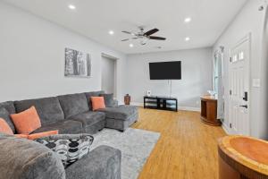 Una televisión o centro de entretenimiento en 3 Bedroom Home in Lake Charles