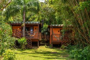 Coração da Terra Praia do Rosa في برايا دو روزا: منزل في وسط غابة