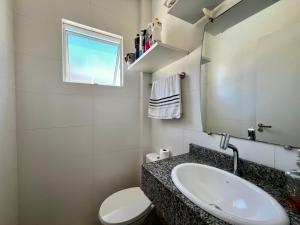 Et badeværelse på Apartamento Duplex Palmas, 2 quartos, 7 min da praia! + 7 billeder