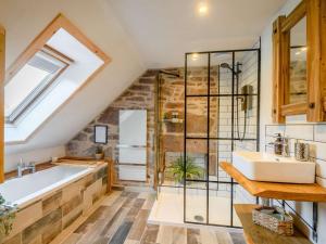 Koupelna v ubytování 1 Bed in Gartness 91056 + 17 fotografií