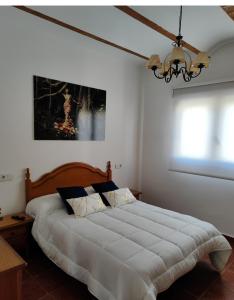 En eller flere senge i et værelse på Casa Rural La Chamarita