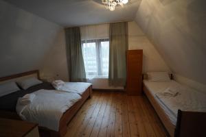 Giường trong phòng chung tại Waldschlösschen Ricklingen