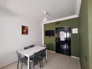 Μια τηλεόραση ή/και κέντρο ψυχαγωγίας στο heartofrabat