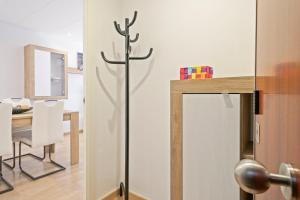 ein Zimmer mit einem Tisch mit einem Kreuz an der Wand in der Unterkunft Dialez Holidays - Colomeres in Gavà