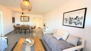 Alquileres Corrientes في مار ديل بلاتا: غرفة معيشة بها أريكة وطاولة