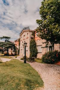 San Pedro Hotel في ريو سيبالوس: مبنى امامه مقعد