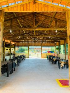 una grande stanza con tavoli e sedie di Pousada Quinzitão - O seu local de descanso! a Extrema