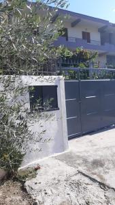 Το κτήριο όπου στεγάζεται  το διαμέρισμα