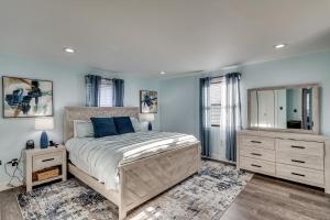 Ένα ή περισσότερα κρεβάτια σε δωμάτιο στο 4 Mi to MetLife Stadium Chic Wallington Unit!