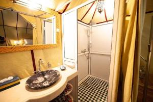 Ένα μπάνιο στο Desert Night Luxury Camp