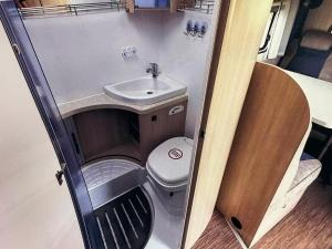 a small bathroom with a toilet and a sink at Tjaldstæði fyrir gistingu in Reykjavík