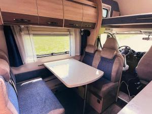 Una pequeña mesa en la parte trasera de una casa rodante. en Tjaldstæði fyrir gistingu, en Reikiavik