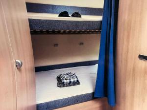 Un armario vacío con zapatos en el estante inferior. en Tjaldstæði fyrir gistingu, en Reikiavik