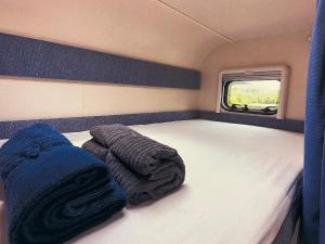 Habitación pequeña con cama en tren en Tjaldstæði fyrir gistingu, en Reikiavik