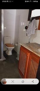 Pé nas trilhas في ريو دي جانيرو: حمام مع مرحاض ومغسلة