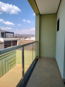 Pousada Pérola Mineira في بيوي: شرفة مطلة على ميدان +45 صورة