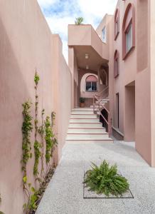 a home with pink walls and stairs at Casa Rosa in Querétaro +17 photos