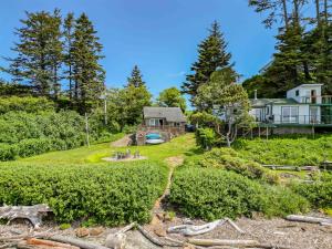 Κήπος έξω από το Happy Camp Beachfront Cabin