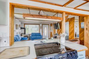 Χώρος καθιστικού στο Happy Camp Beachfront Cabin