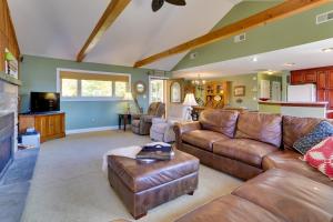 Μια τηλεόραση ή/και κέντρο ψυχαγωγίας στο Ski, Swim and Relax Waterfront Haven on Pines Lake!