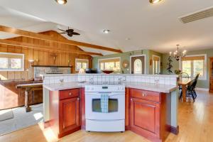 Η κουζίνα ή μικρή κουζίνα στο Ski, Swim and Relax Waterfront Haven on Pines Lake!