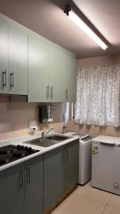 Η κουζίνα ή μικρή κουζίνα στο Unit 20 Holzner Gardens