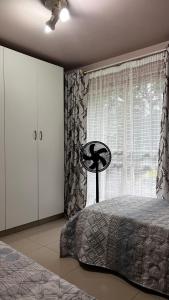 Ένα ή περισσότερα κρεβάτια σε δωμάτιο στο Unit 20 Holzner Gardens