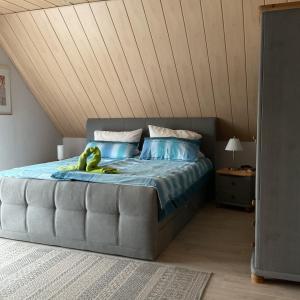 Die Ferienwohnung Lindenhof في زيل ان دير موسل: سرير فيه دبدوب يجلس عليه