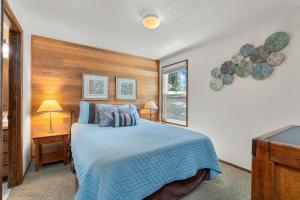 a bedroom with a bed and a window at Leisure Lane 4 in Sunriver
