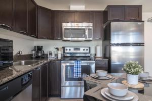 Кухня или мини-кухня в Calgary cozy pet & family friendly condo by Transit, free Parking & Gym
