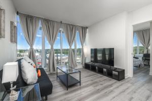 Телевизор и/или развлекательный центр в Calgary cozy pet & family friendly condo by Transit, free Parking & Gym