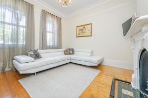 Μια τηλεόραση ή/και κέντρο ψυχαγωγίας στο Historical home is a cosy stay located in central Bathurst