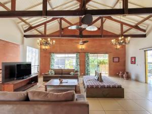 TV a/nebo společenská místnost v ubytování Hotel Paraíso das Águas Bonito