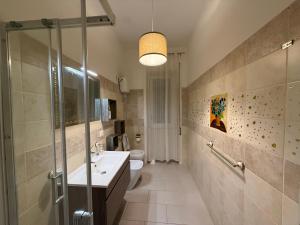een badkamer met een wastafel, een toilet en een douche bij One home in Salerno +49 foto's