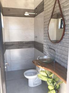 um banheiro com pia e vaso sanitário em Linda casa com piscina - locação temporada em itapoá sc em Itapoa